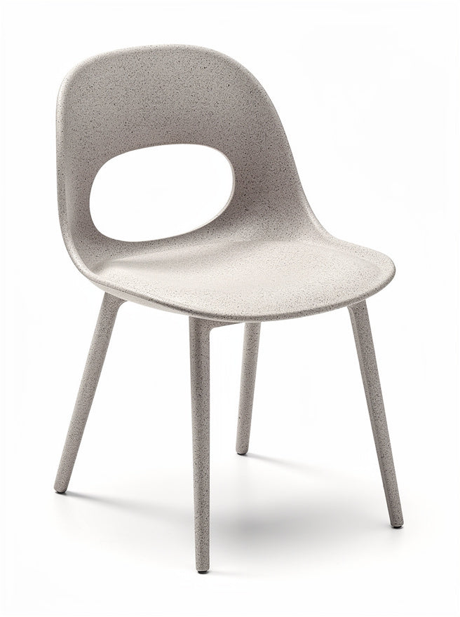 Moderne kunststof stoel met uitgesneden rugleuning en slanke poten