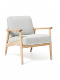 Moderne fauteuil met houten frame en gestoffeerde zitting